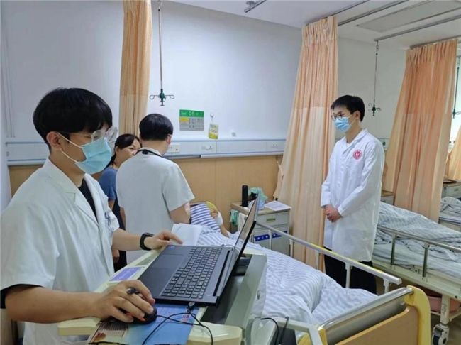 从“医员工”到“医生”—— 必赢76net线路路“全科心·海岛情”暑期实践队开展沉浸式职业医生体验 