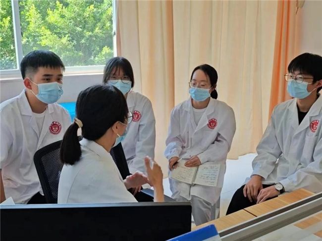 从“医员工”到“医生”—— 必赢76net线路路“全科心·海岛情”暑期实践队开展沉浸式职业医生体验 